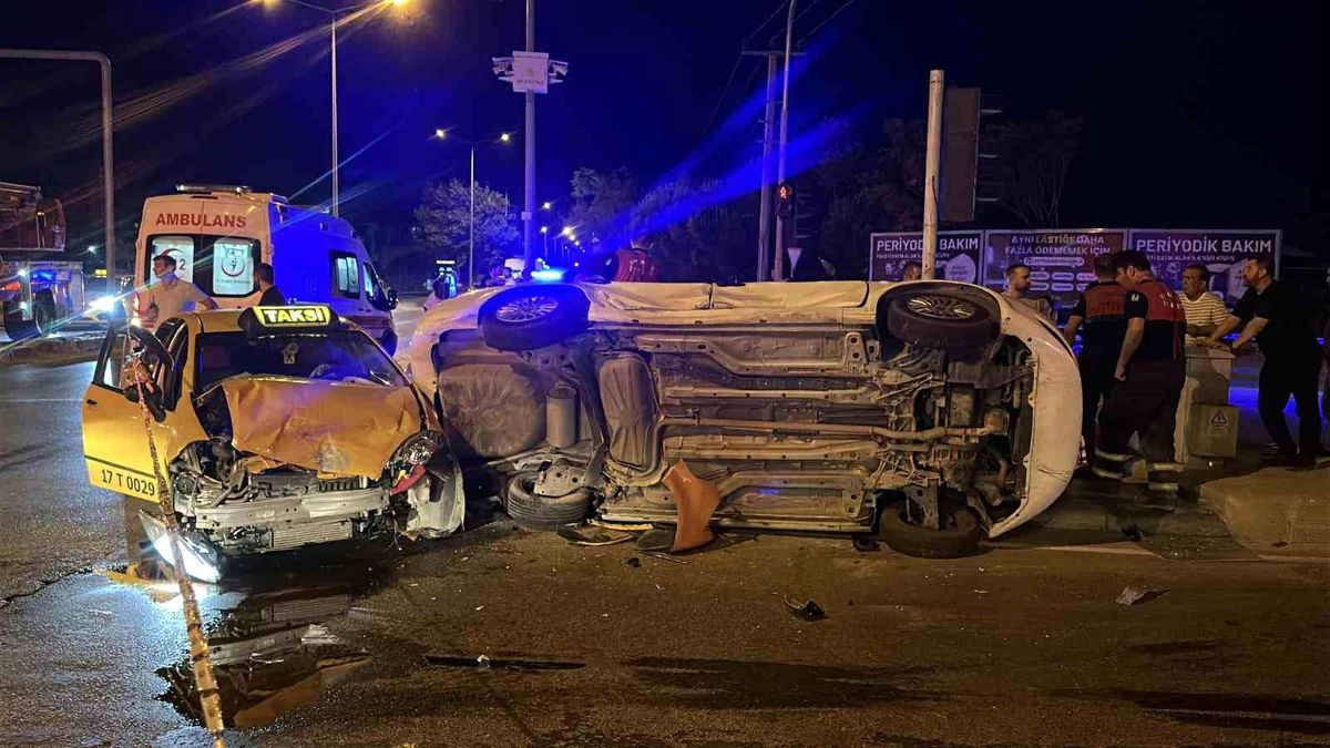 Çanakkale'de Trafik Kazasında 8 Kişi Yaralandı