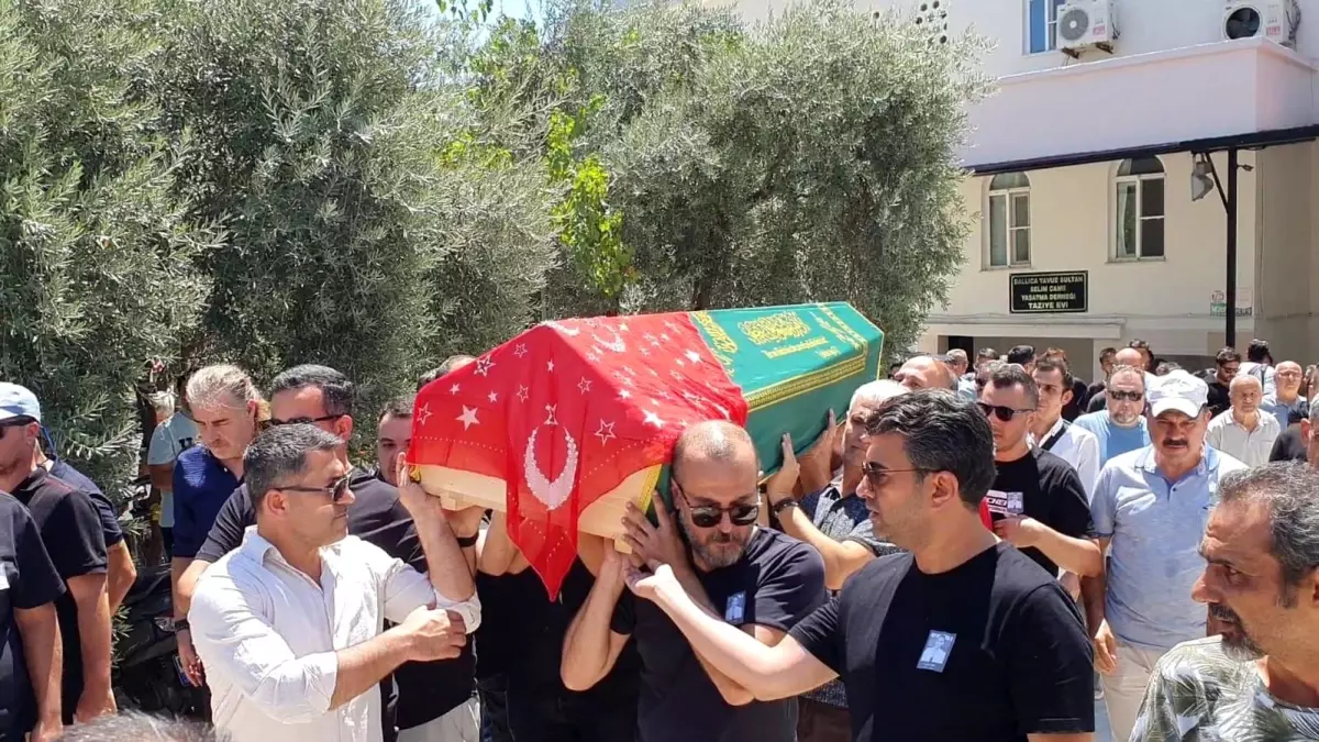 Evinde ölü bulunan yarış spikeri Esen Gök, toprağa verildi