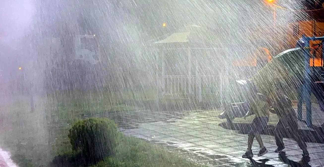 Iğdır'da Sıcak Hava Çocukları Su Eğlencesiyle Serinletti