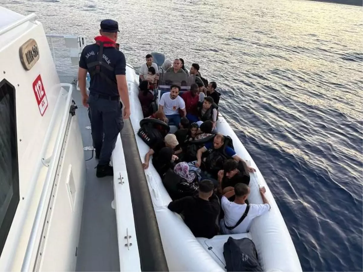 İzmir açıklarında 64 düzensiz göçmen yakalandı