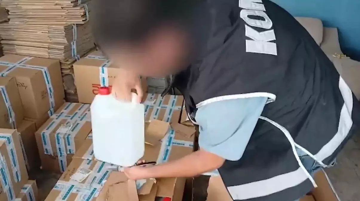İzmir'de 5,8 Ton Taklit Etil Alkol Ele Geçirildi