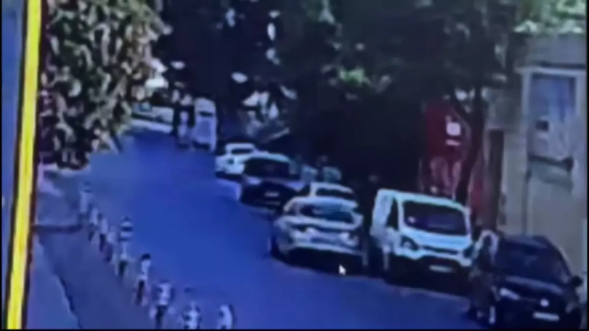 İstanbul'da Turistlerden Paralarını Çalan İran Uyruklu Şüpheliler Tutuklandı