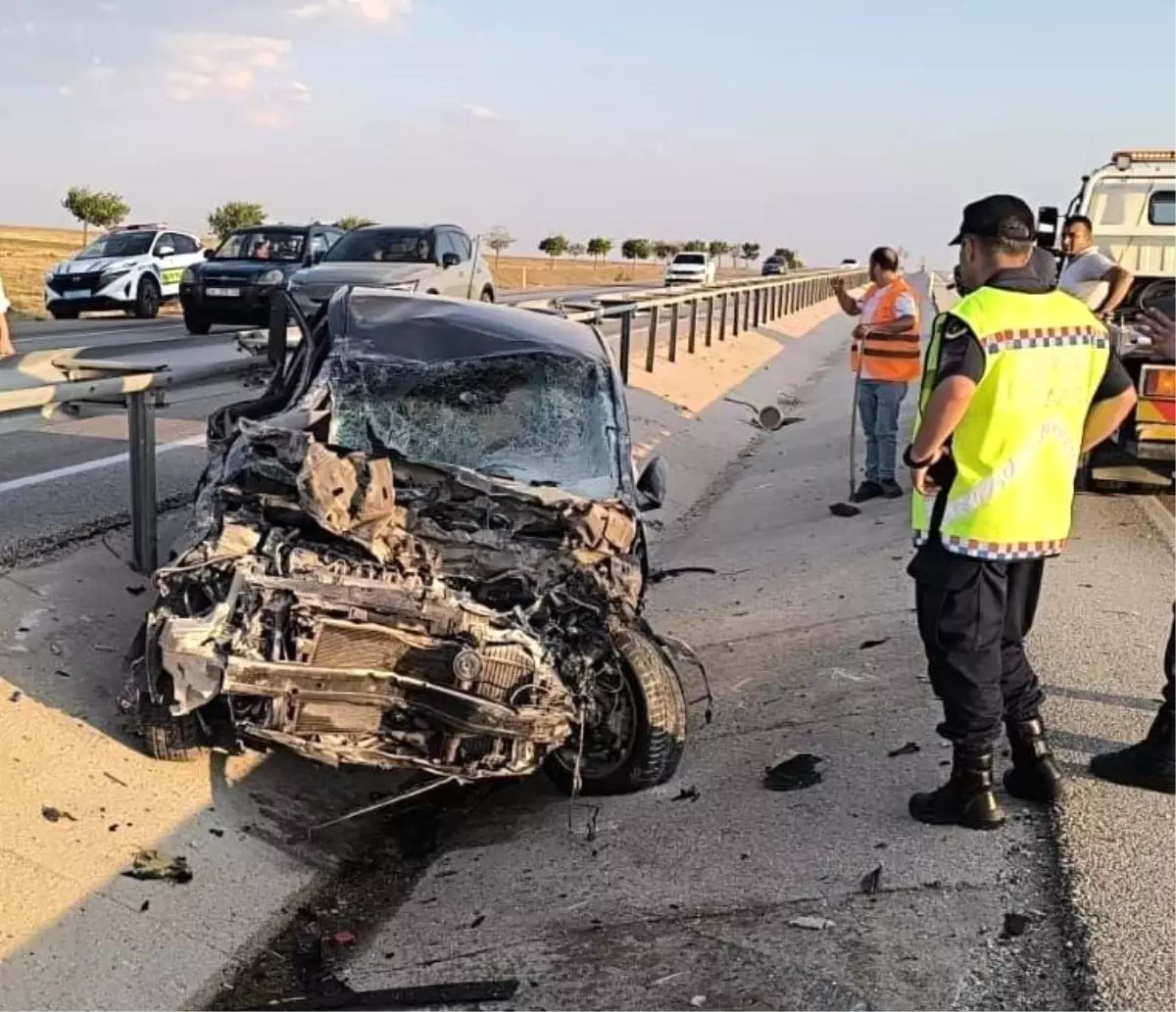 Konya'da Kontrolden Çıkan Otomobil Demir Bariyerlere Çarptı: 1 Yaralı