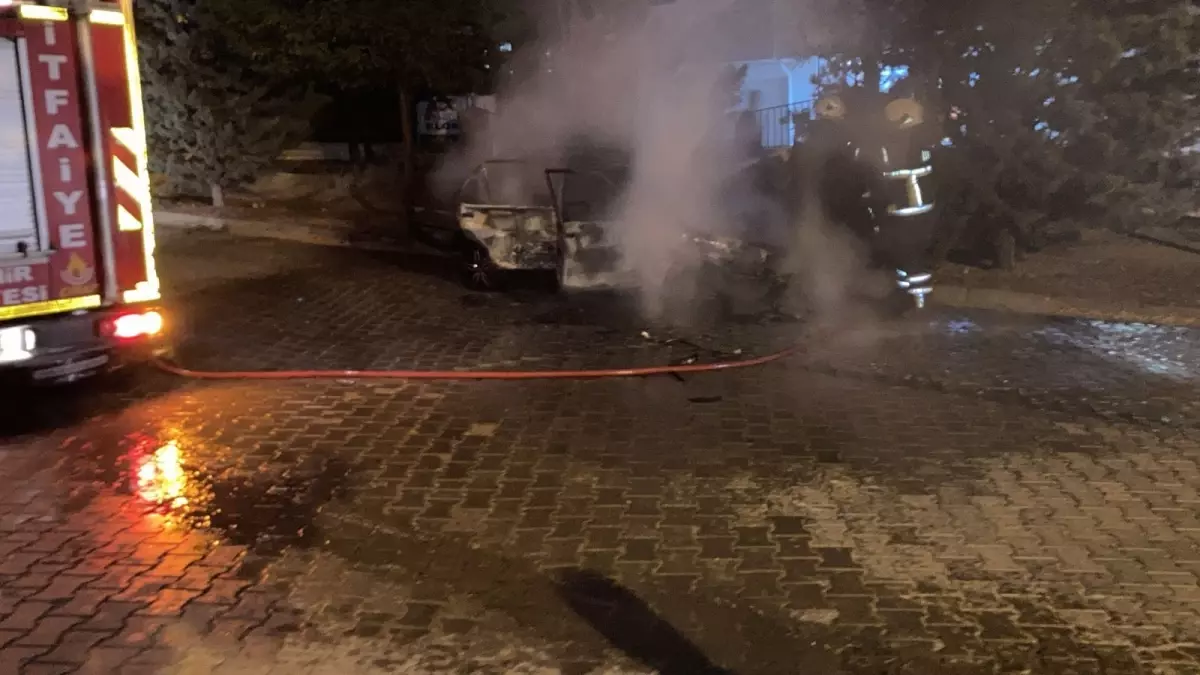 Nevşehir'de Park Halindeki Otomobil Alev Aldı