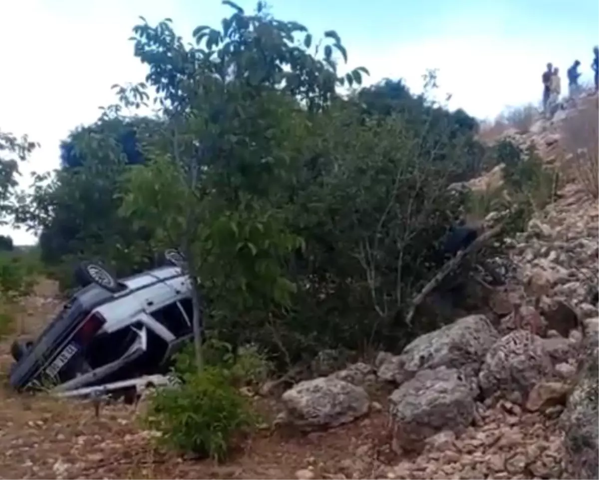 Mersin'de Otomobil Şarampole Yuvarlandı: 3 Yaralı