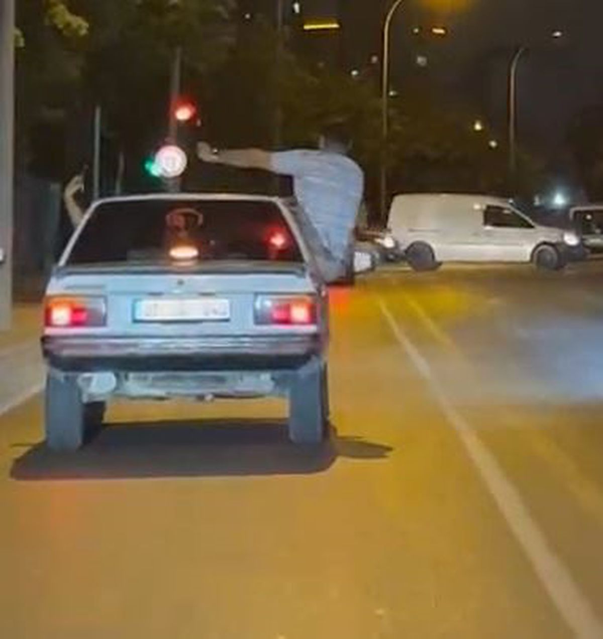 Adana'da Otomobilde Dans Eden Yolcu Tehlikeli Anlar Yaşattı