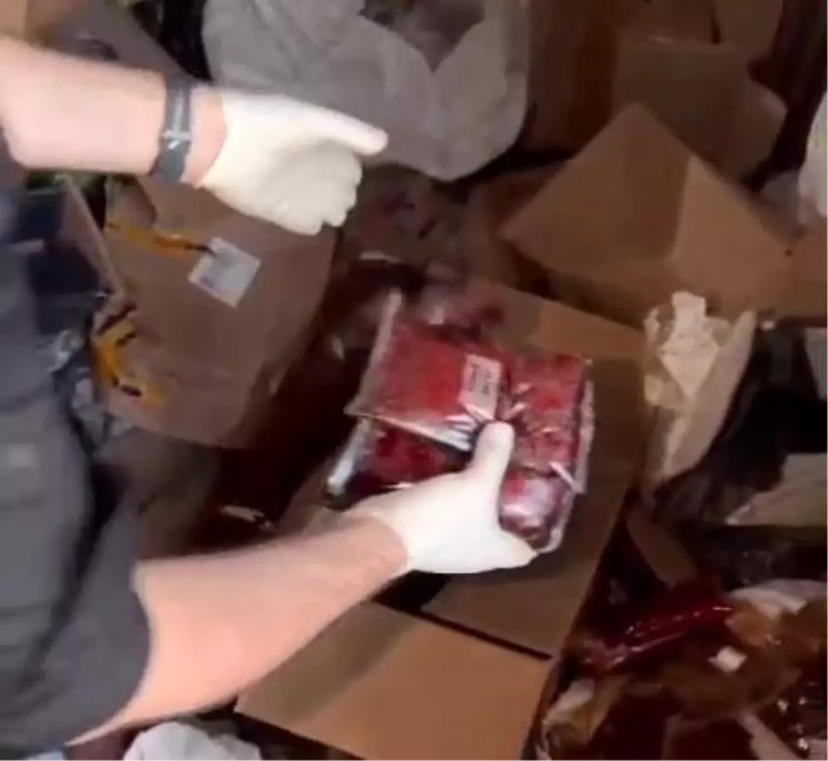 Erzurum'da Kaçak Nargile Tütünü Operasyonu: 1.8 Ton Ele Geçirildi