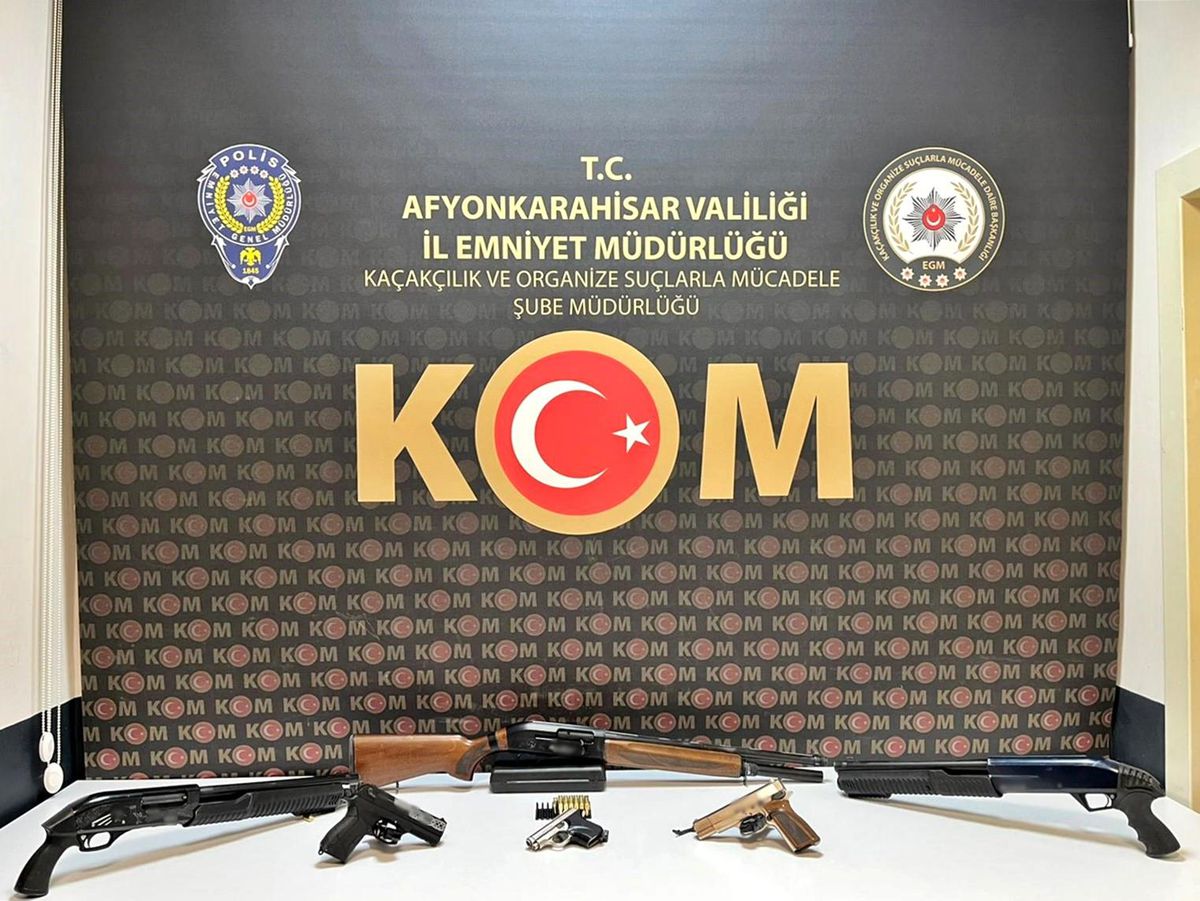 Afyonkarahisar'da Ruhsatsız Silah ve Mermilere Baskın