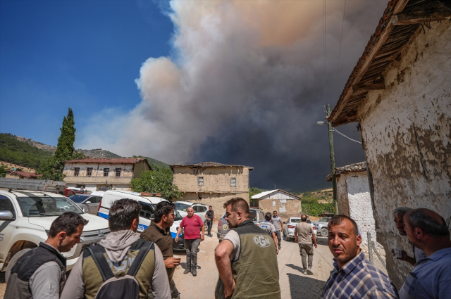 The forest fire that started yesterday in Sakarya spread to Bilecik