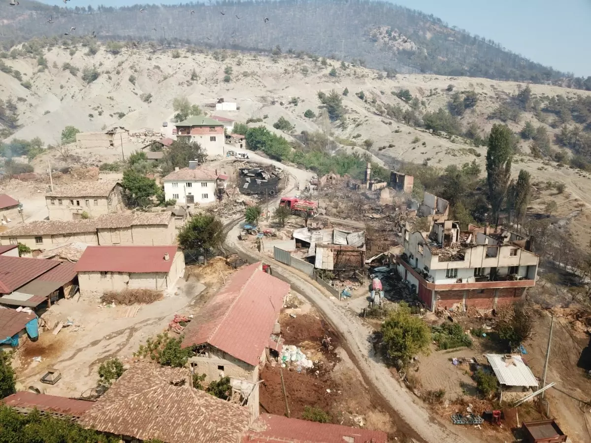 Geyve'deki Yangında Taşoluk Mahallesi'nde Soğutma Çalışmaları Sürüyor