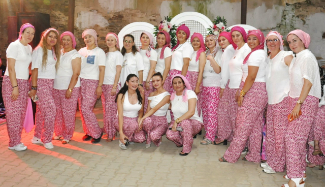 Женщины в шальварах устремились к развлечениям