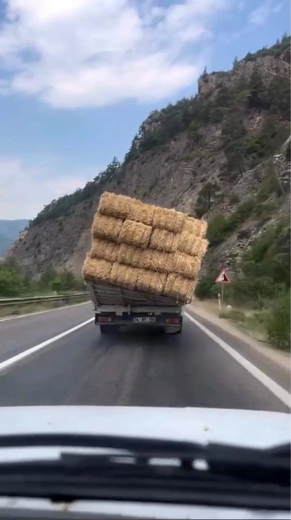 Karabük'te Aşırı Yüklü Saman Kamyonu Trafiği Tehdit Etti