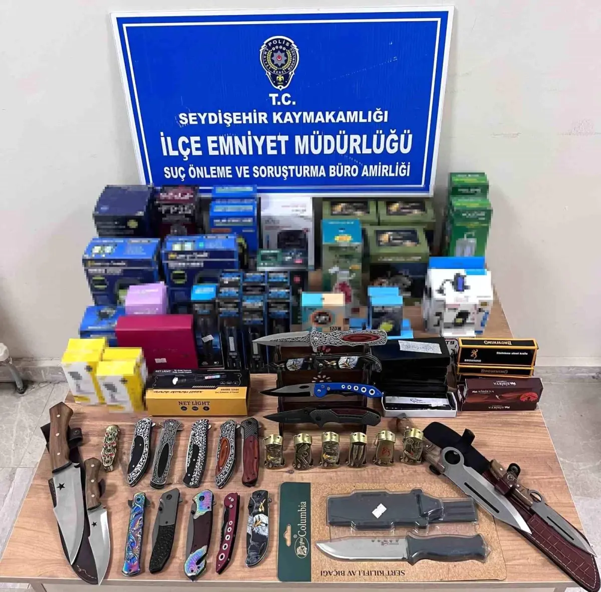 Konya'da Kaçak Bıçak ve Malzeme Ele Geçirildi