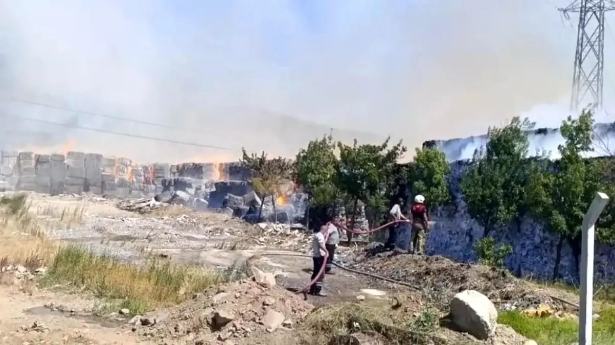 İzmir Torbalı'daki Kağıt Fabrikasında Yangın