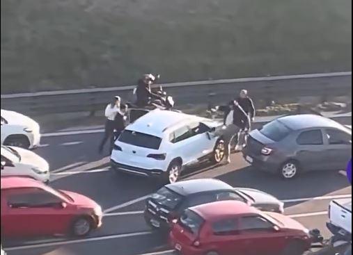 Неожиданный исход драки на дороге: Крупный нападающий дважды упал на землю