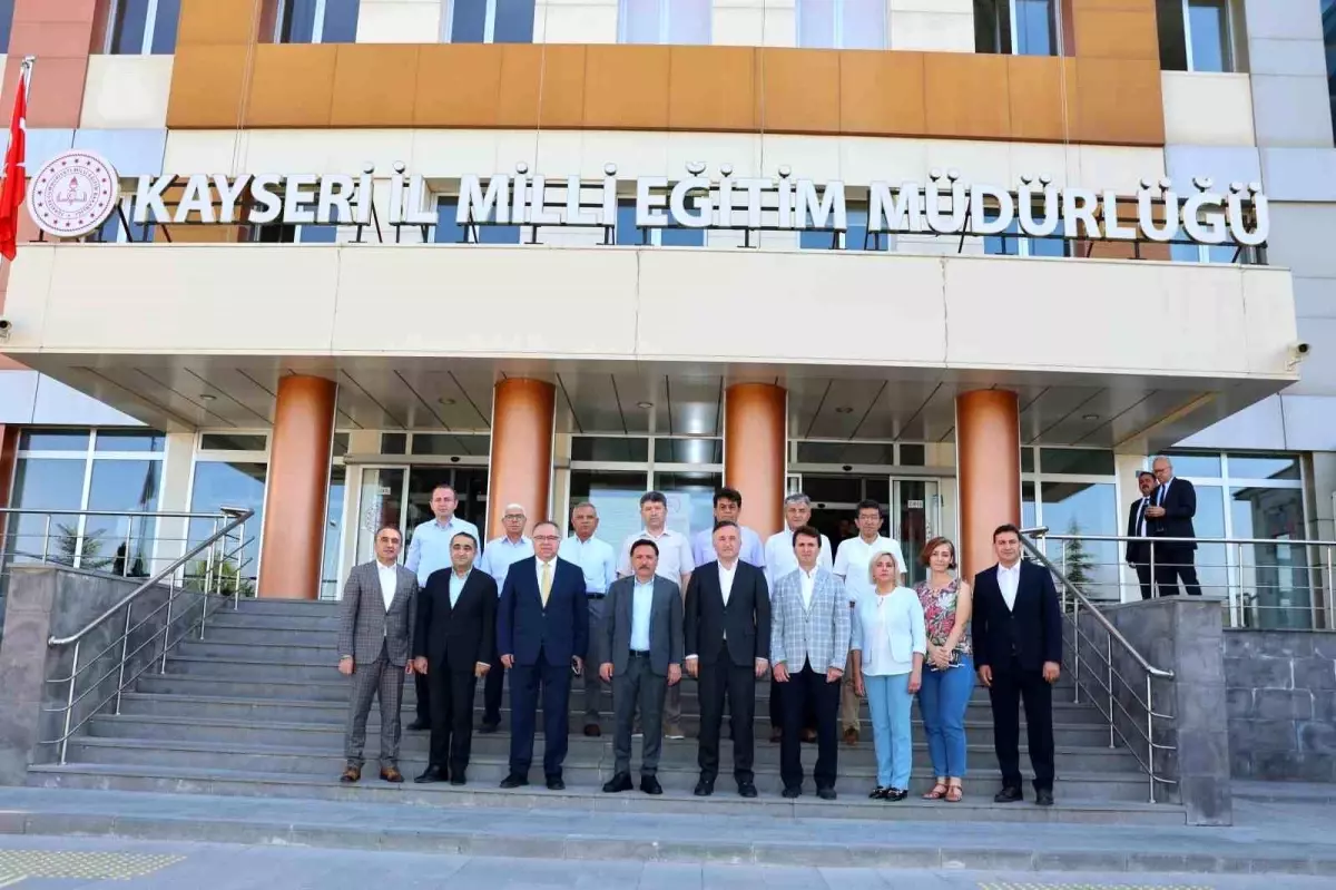 Kayseri Valisi Gökmen Çiçek, İl Milli Eğitim Müdürlüğü'nü Ziyaret Etti