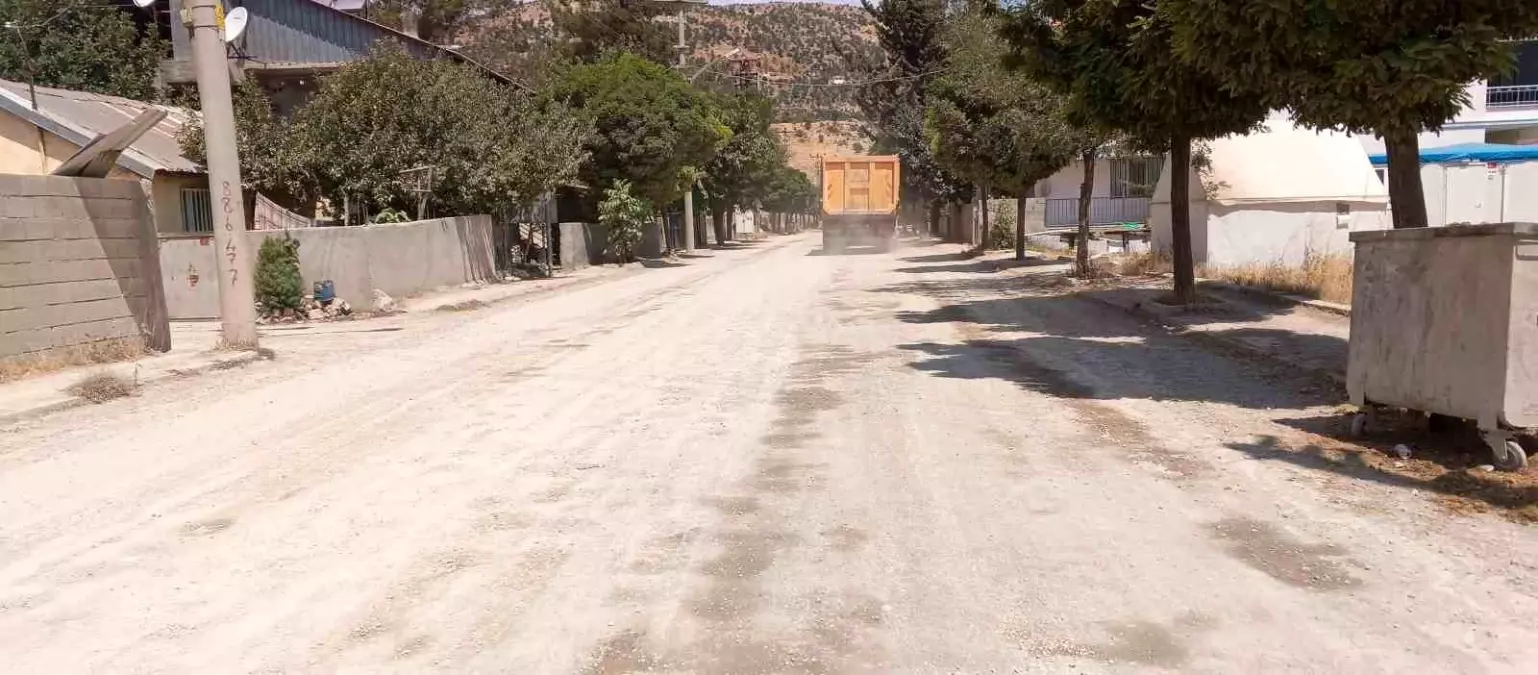 Adıyaman'da Gölbaşı Mahallesi Yolu Köstebek Yuvasına Döndü