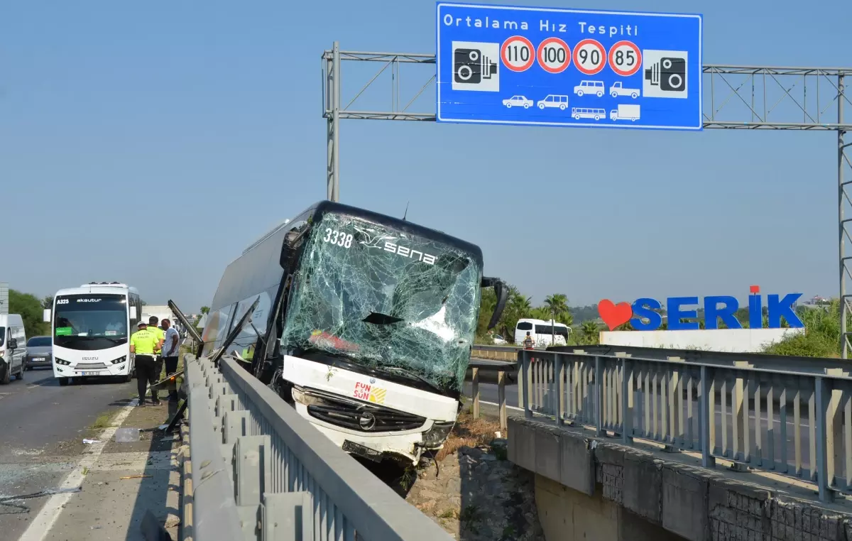 Antalya'da Tur Otobüsü Kazası: 34 Turist Yara Almadan Kurtuldu