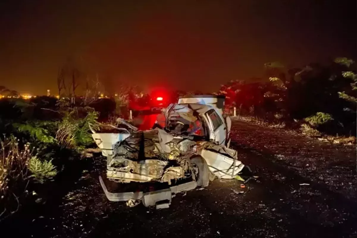 Adana'da otomobil ile kamyonet çarpıştı! 3 kişi yaralandı
