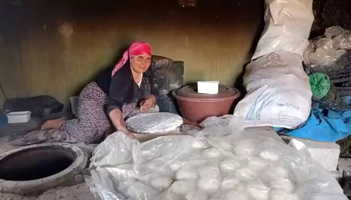 Ağrı'nın Aşağı Göçmez Köyü'nde Tandır Ekmeği Geleneği Yaşatılıyor
