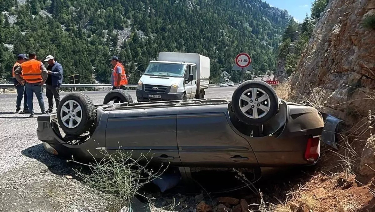 Antalya'da Kontrolden Çıkan Otomobil Kayalıklara Çarptı: 2 Yaralı