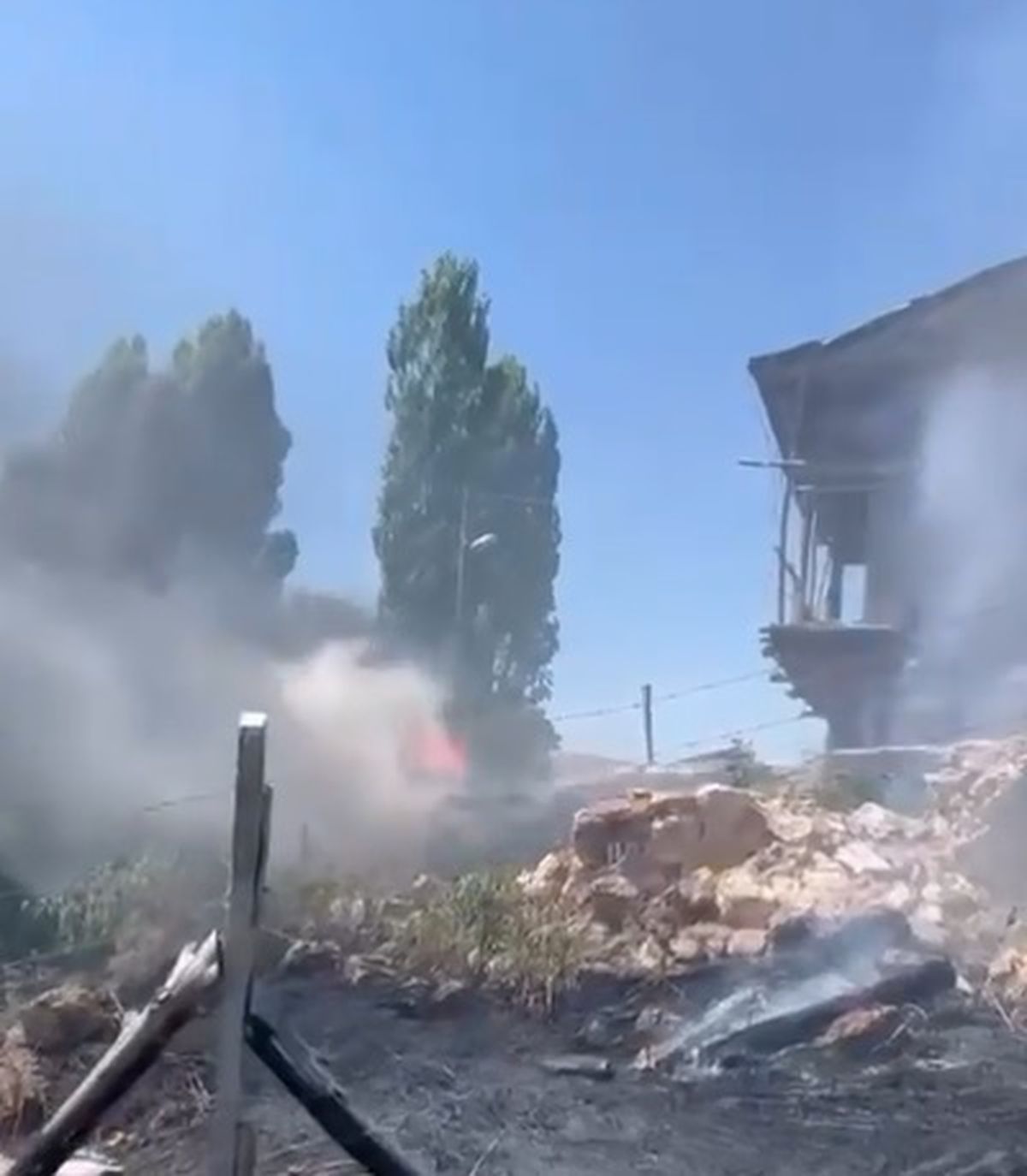 Sivas'ta Anız Yangını Müstakil Evi Zarar Verdi