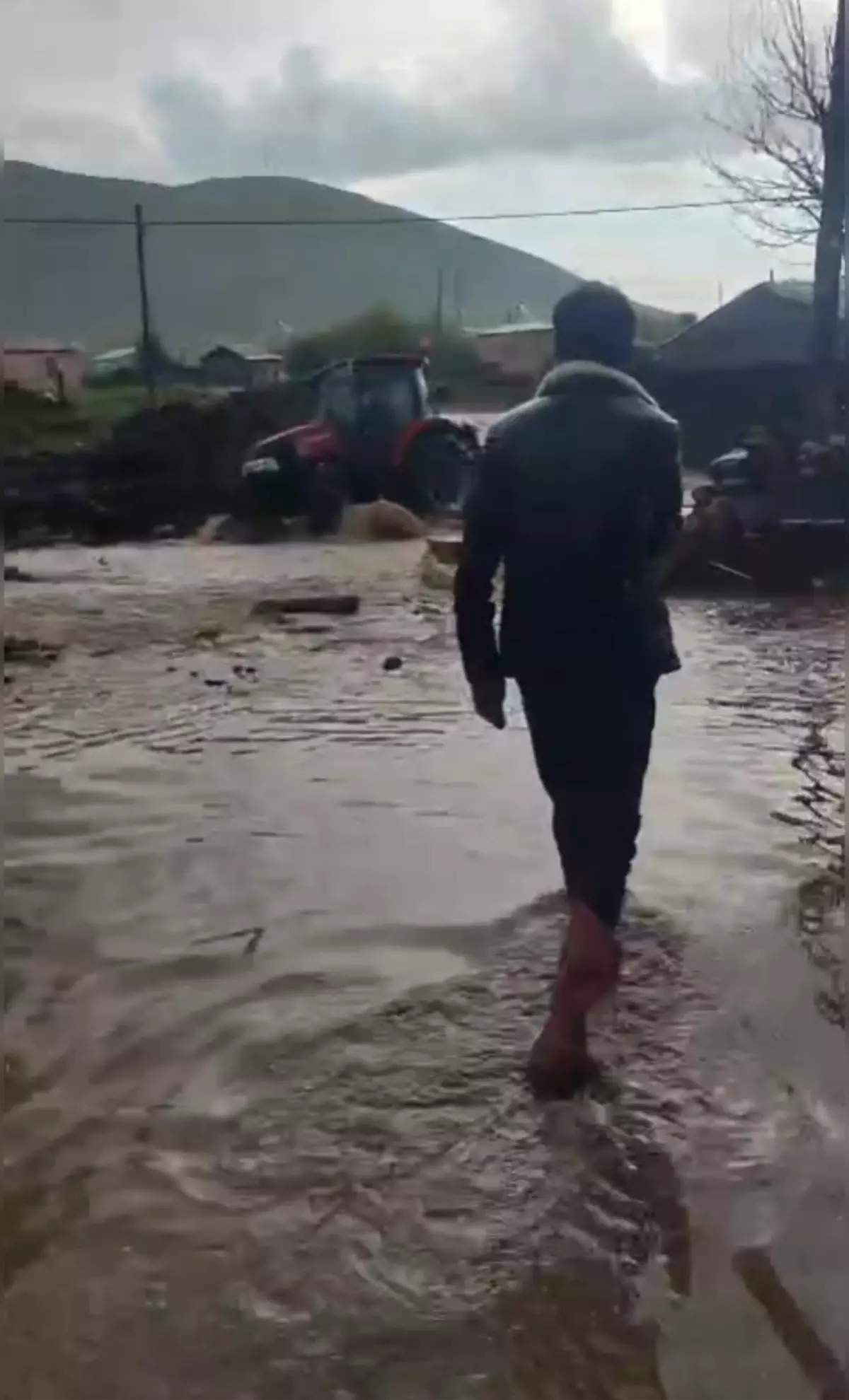 Şiddetli sağanak yağış Kars ve Ardahan'da sele neden oldu