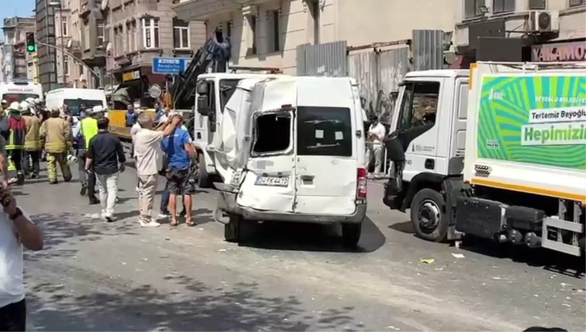 Beyoğlu'nda Freni Patlayan İETT Otobüsü Zincirleme Kazaya Neden Oldu