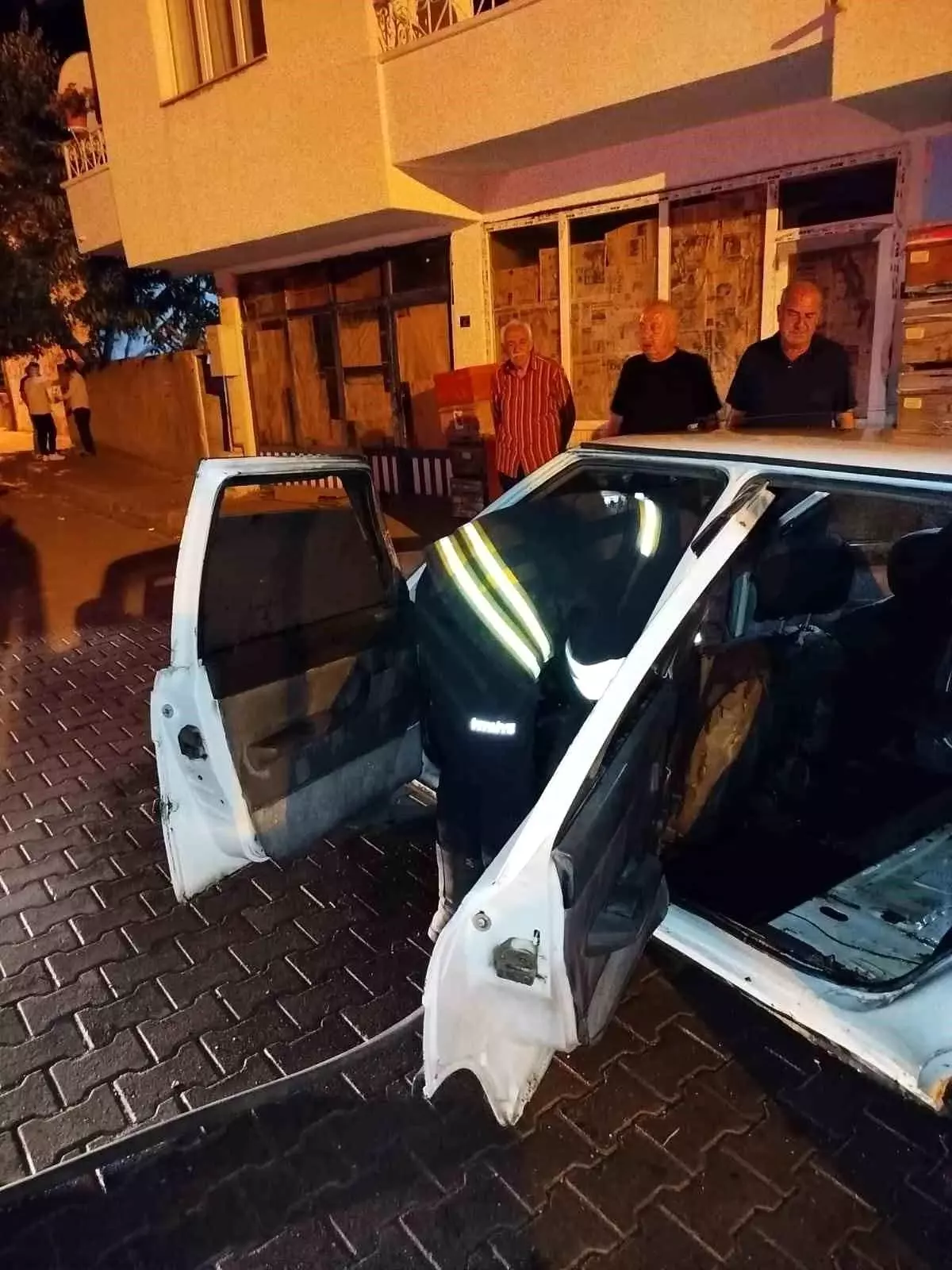 Bingöl'ün Genç İlçesinde Park Halindeki Araç Yangın Çıkardı