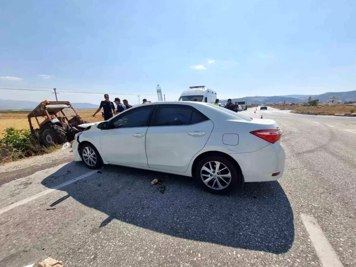 Burdur'da Traktör ve Otomobil Çarpıştı: 5 Yaralı