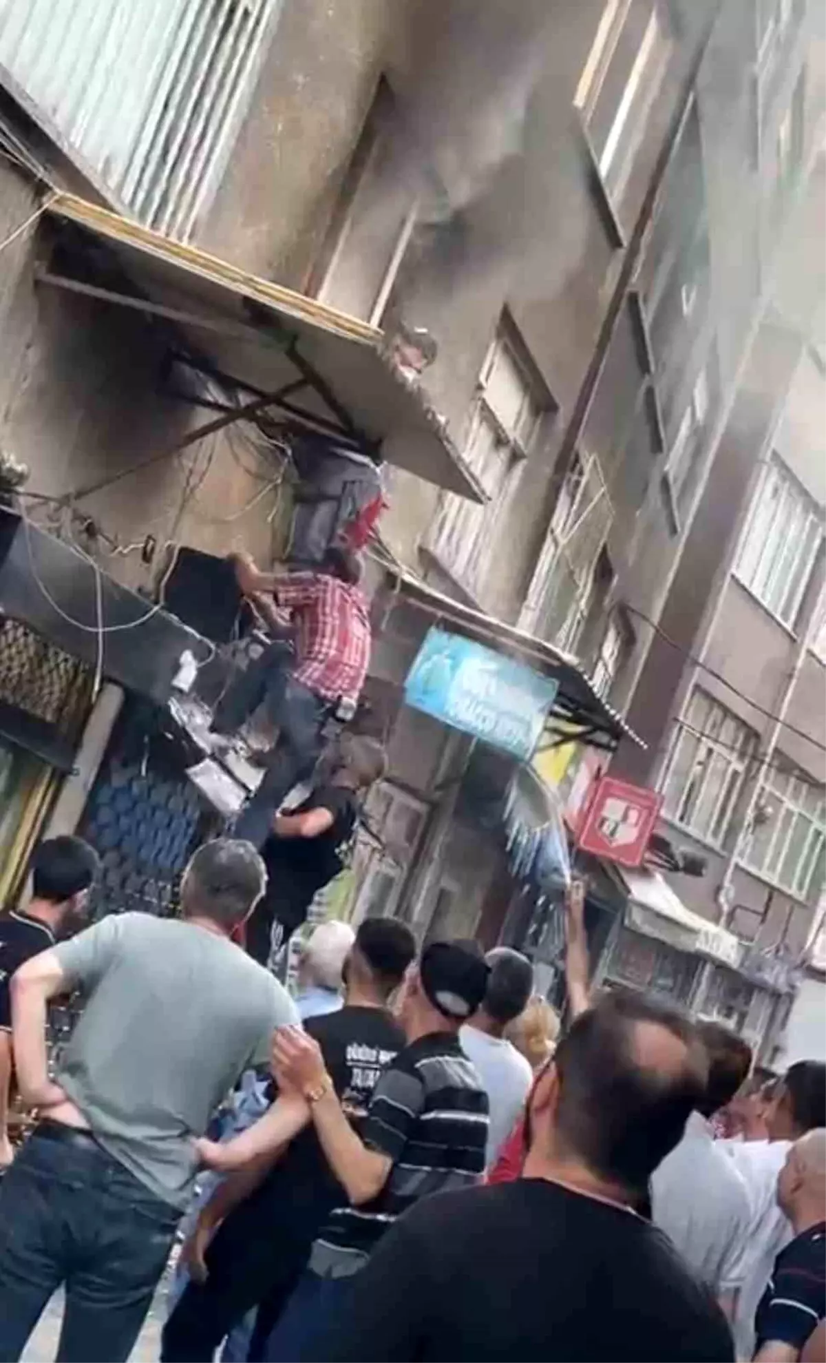 Bursa'da Yangında Mahsur Kalan Kadın Kurtarıldı