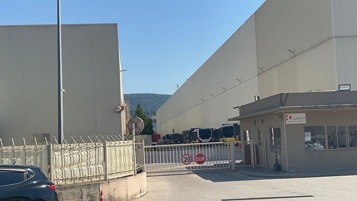 Bursa'da Otobüs Fabrikasında Yangın Kontrol Altına Alındı