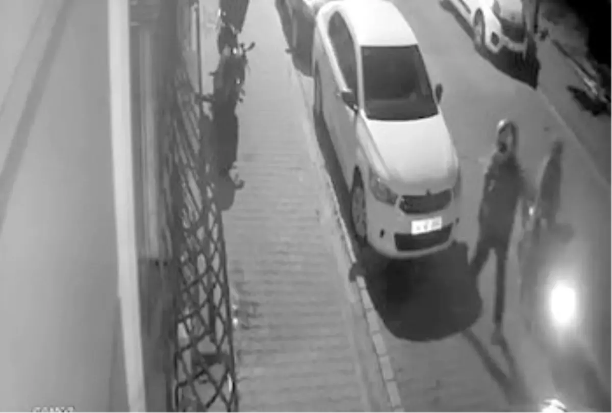 Esenyurt'ta Motosiklet Hırsızlığı: Güvenlik Kamerasında