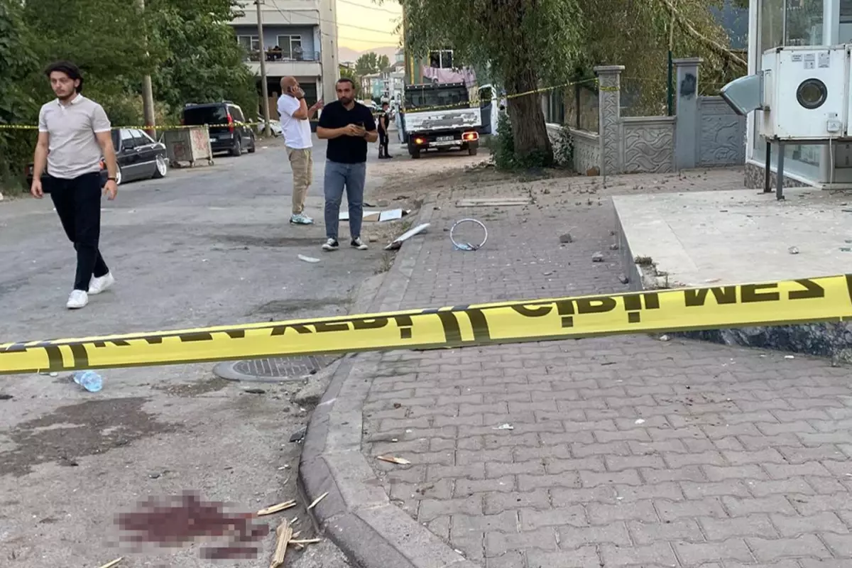 Ev baskınıyla başlayan kavgada sokak savaş alanına döndü: 2'si ağır 8 yaralı