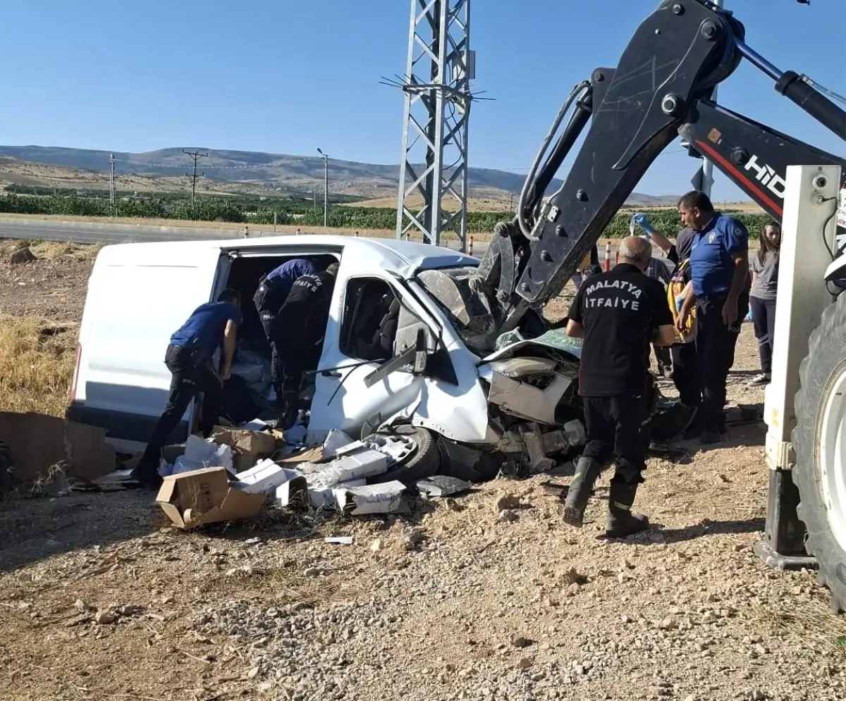 Malatya'da Freni Boşalan Araç Aydınlatma Direğine Çarptı