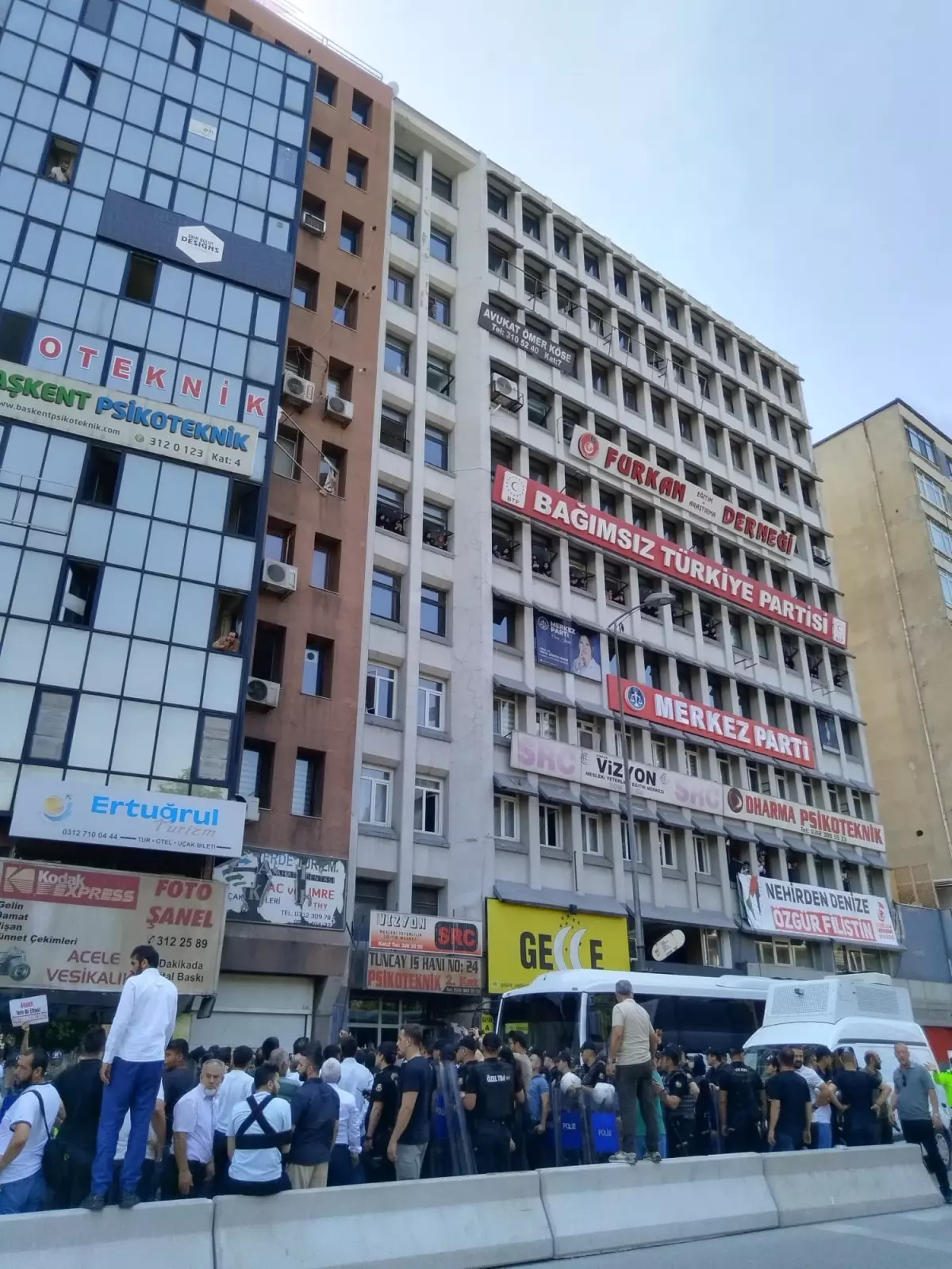 Furkan Vakfı Derneği Mühürlendi, Üyelerle Polis Arasında Arbede