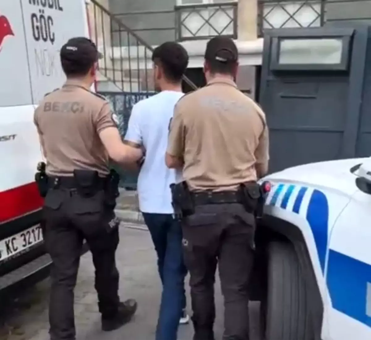 İzmir'de Polis Kovalamacası: Firari Göçmen Kaçakçısı Yakalandı