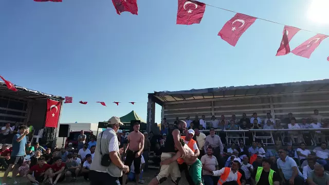 Interesting incident in the wrestling competition: Wrestled with a spectator while mixing up his opponent