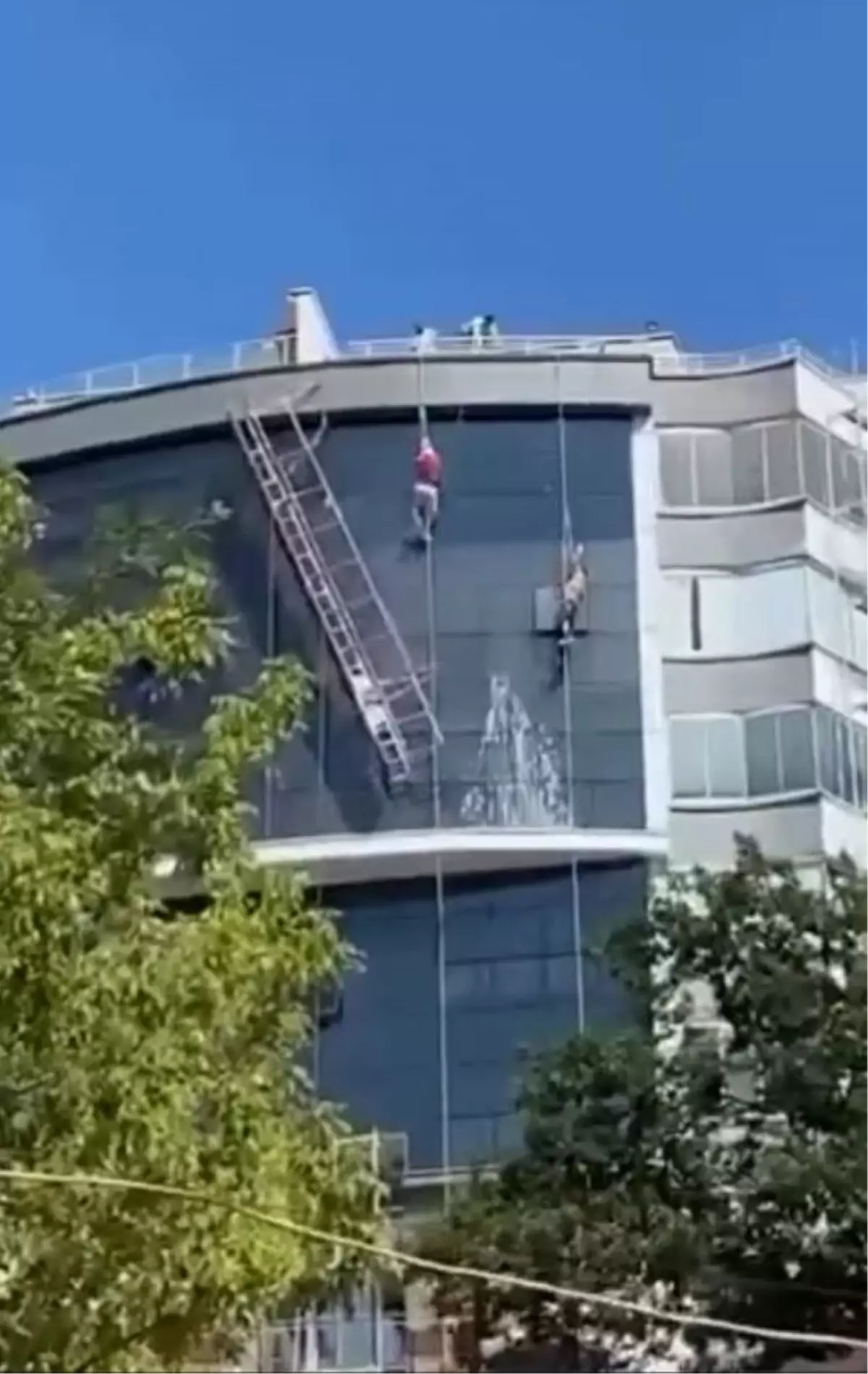 Samsun'da İki İşçi Asma İskelenin Halatı Kopunca Havada Asılı Kaldı