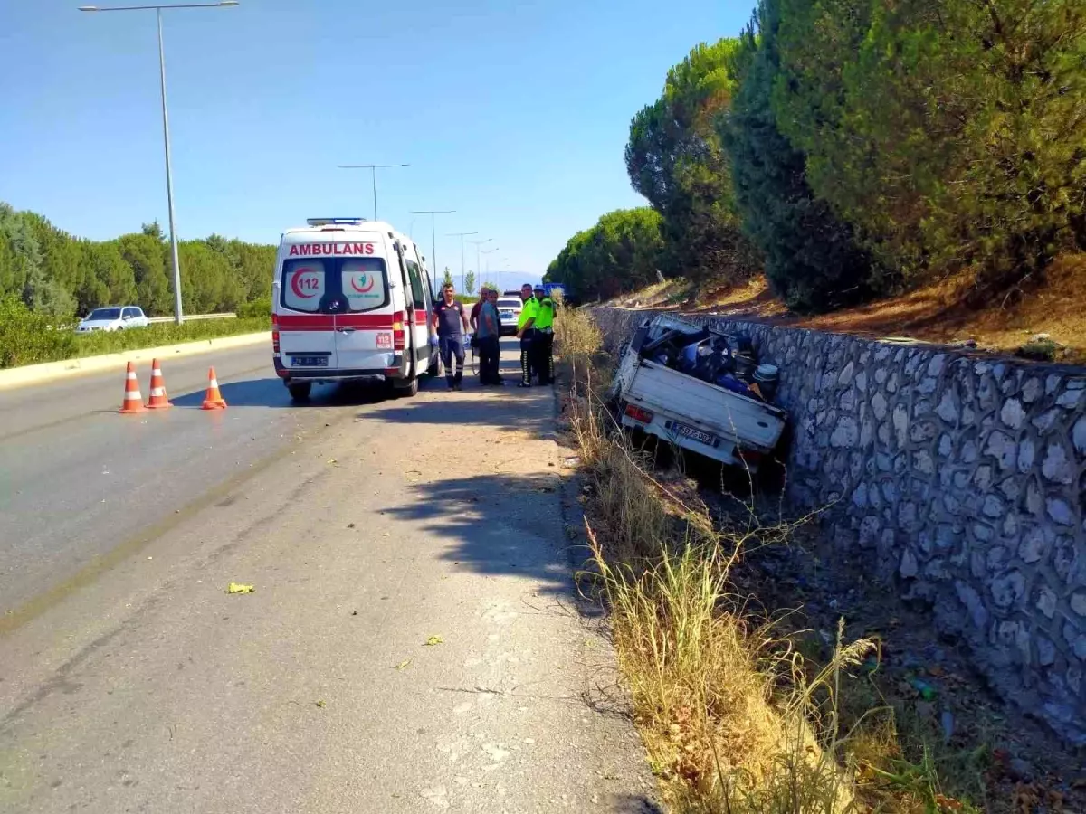 Denizli'de Kamyonet Kaza Yaptı: Baba ve Oğlu Yaralandı