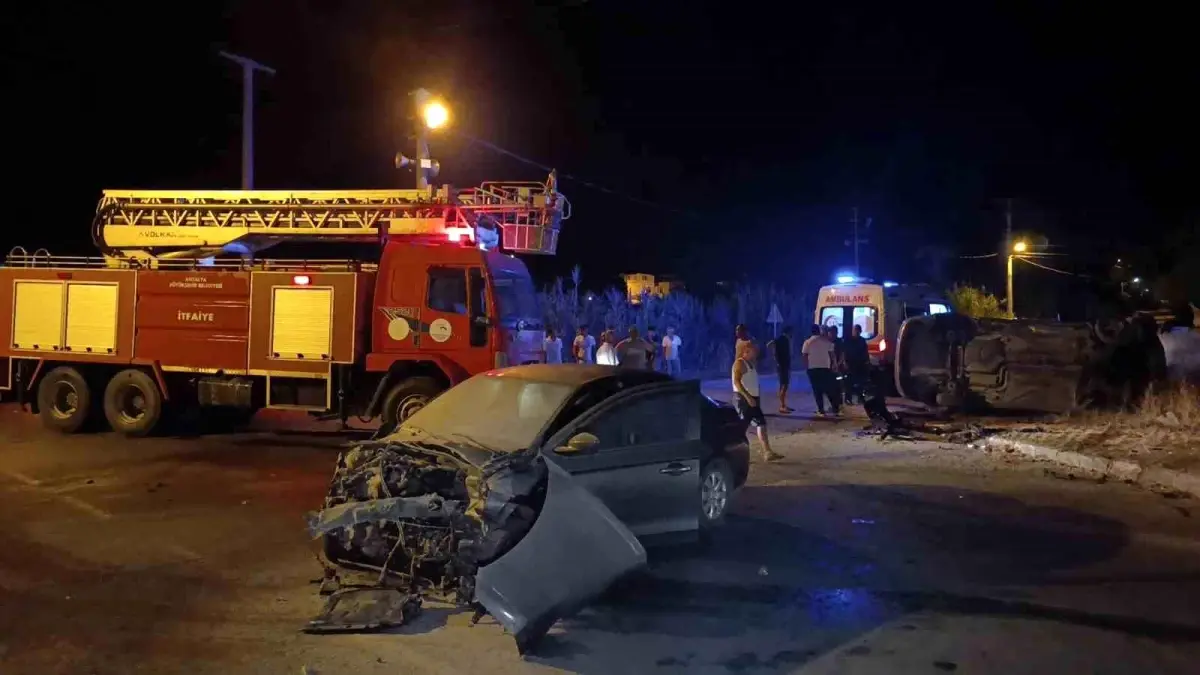 Manavgat'ta Kavşakta Alkollü Sürücüyle Kaza: 3 Yaralı