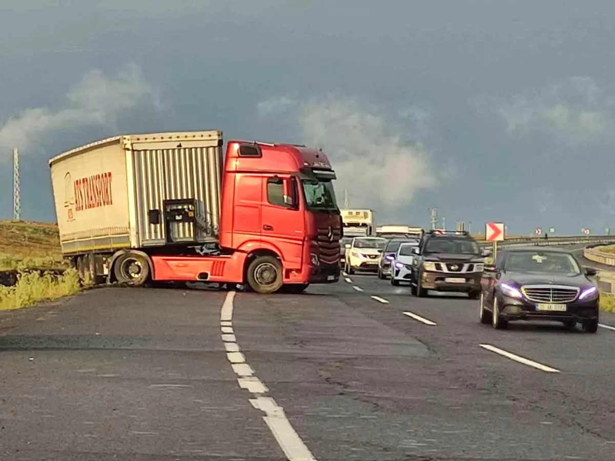 Ardahan'da Sağanak Yağış ve Tır Kazası Trafiği Felç Etti