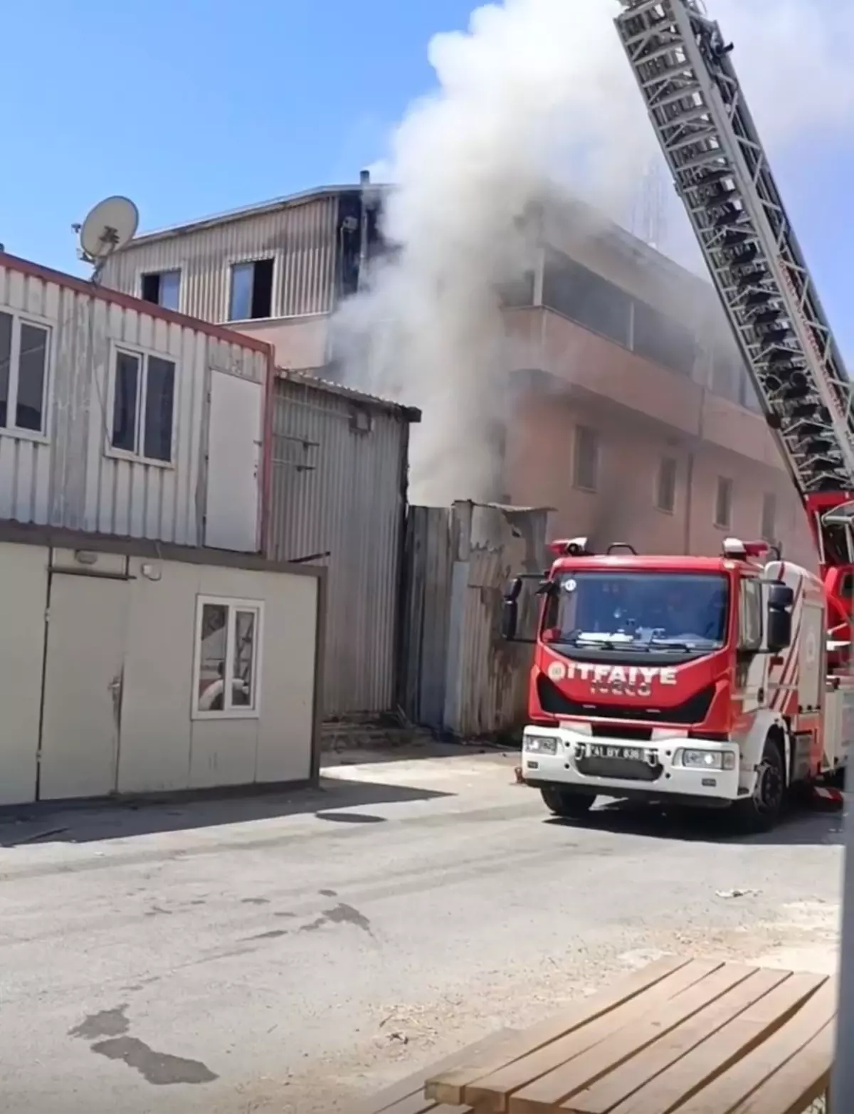 Gebze'de Kereste Fabrikasında Yangın Çıktı
