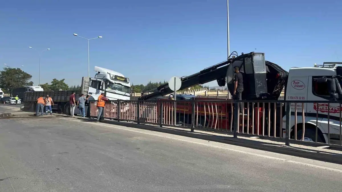 Eskişehir'de Tır Kontrolden Çıktı: 'Yaşandı ve Bitti' Yazısı Dikkat Çekti
