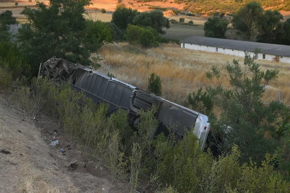 Kontrolden çıkan yolcu otobüsü şarampole devrildi: 27 yaralı