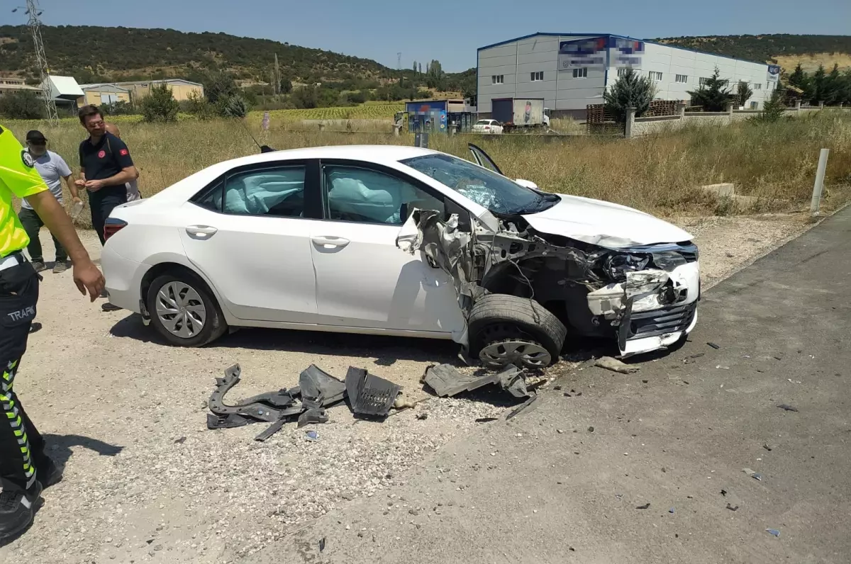 Keşan'da Otomobil Radar Aracına Çarptı: 1'i Polis 2 Yaralı