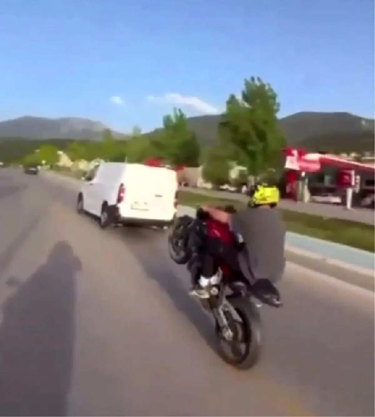 Denizli'de Plakasız Motosikletle Trafikte Akrobatik Hareketler Yapan Sürücüye Cezai İşlem