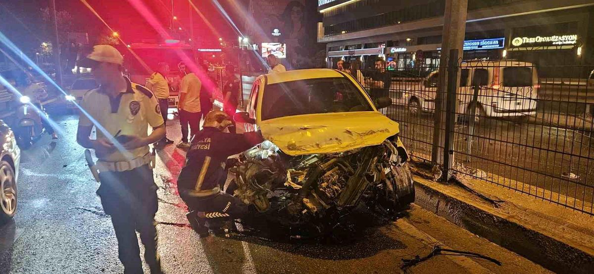 Antalya'da Alkollü Sürücü Bariyerlere Çarptı