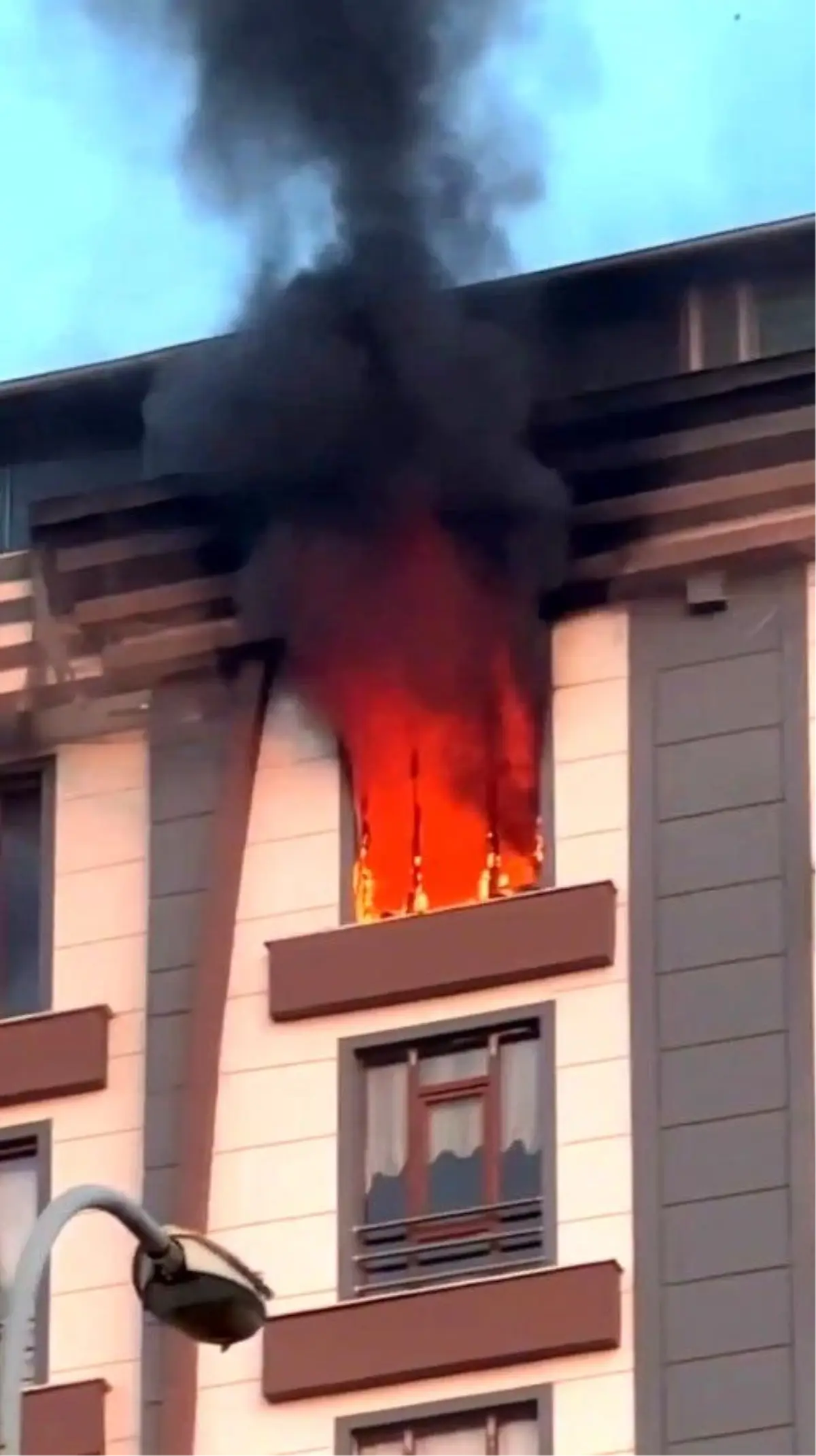 Şanlıurfa'da Apartman Yangını: 3 Kişi Dumandan Etkilendi