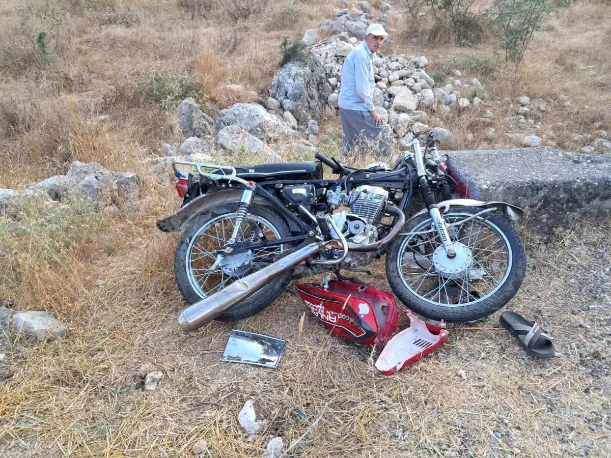 Mersin'de Traktör ile Motosiklet Çarpıştı: Bir Genç Hayatını Kaybetti